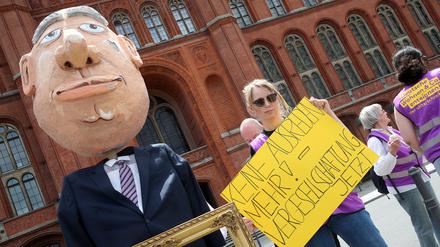 Eine Demonstrantin hält ein Schild mit der Aufschrift „Keine Ausreden mehr! - Vergesellschaftung jetzt“ während einer Kundgebung vor dem Roten Rathaus nach der Vorstellung des Abschlussberichts der Expertenkommission „Vergesellschaftung großer Wohnungsunternehmen“.