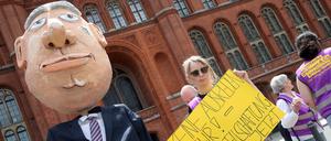 Eine Demonstrantin hält ein Schild mit der Aufschrift „Keine Ausreden mehr! - Vergesellschaftung jetzt“ während einer Kundgebung vor dem Roten Rathaus nach der Vorstellung des Abschlussberichts der Expertenkommission „Vergesellschaftung großer Wohnungsunternehmen“.