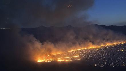 Auf diesem vom Arizona Department of Forestry and Fire Management veröffentlichten Luftbild steigt Rauch von einem Buschfeuer auf. Der Rauch von Waldbränden in Kanada führt in weiten Teilen des Mittleren Westens der USA zu schlechter Luft und eingeschränkter Sicht.