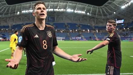 Deutschlands Yannik Keitel (l) und Deutschlands Finn Ole Becker sprechen mit Zuschauern auf der Tribüne.