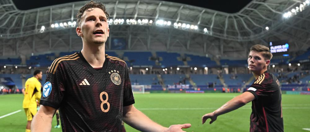 Deutschlands Yannik Keitel (l) und Deutschlands Finn Ole Becker sprechen mit Zuschauern auf der Tribüne.