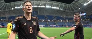 Deutschlands Yannik Keitel (l) und Deutschlands Finn Ole Becker sprechen mit Zuschauern auf der Tribüne.