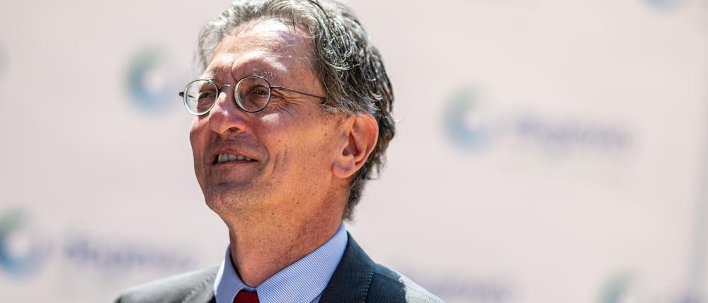 08.06.2023, Berlin: Christian Gaebler (SPD), Berliner Senator für Stadtentwicklung, Bauen und Wohnen, steht auf dem Richtfest für 337 städtische Mietwohnungen und einer Kita am Halleschen Ufer. Foto: Fabian Sommer/dpa +++ dpa-Bildfunk +++