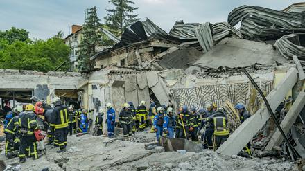 Rettungskräfte arbeiten am Ort eines russischen Raketenangriffs in Kramatorsk in der Region Donezk.