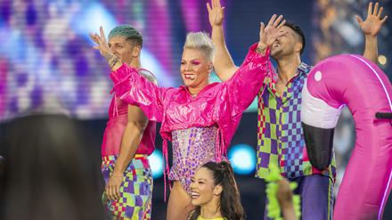 Pink (M) tritt bei einem Konzert ihrer „Summer Carnival 2023“ Tour im Olympiastadion auf.