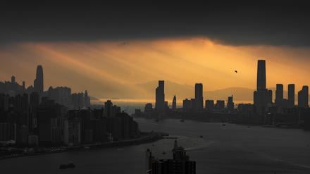 156 Jahre war Hongkong britische Kolonie – nach seiner Übergabe an China begann die Kommunistische Partei, die Stadt mit Sonderstatus und Freiheitsrechten immer stärker einzuschränken. 