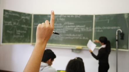 EIn Schüler meldet sich. (Symbolbild)