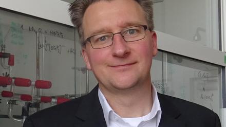 Der Fluor-Chemiker Sebastian Hasenstab-Riedel von der Freien Universität in seinem Labor