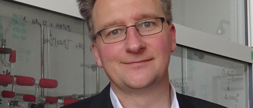 Der Fluor-Chemiker Sebastian Hasenstab-Riedel von der Freien Universität in seinem Labor