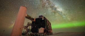Die Aussicht aus dem IceCube-Labor am Südpol ist unvergleichlich: ein sternenklarer Nachthimmel, die Milchstraße und grüne Polarlichter.