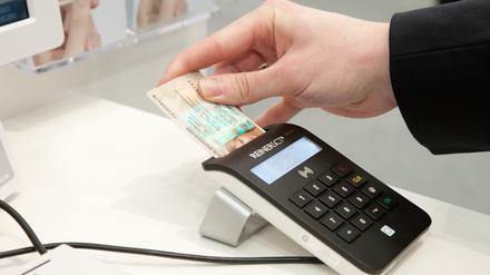 Für den elektronischen Ausweis braucht man bisher ein entsprechendes Lesegerät – das soll sich nun ändern. 
