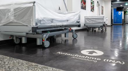 Patientenbetten stehen im Krankenhaus vor der Notaufnahme. 