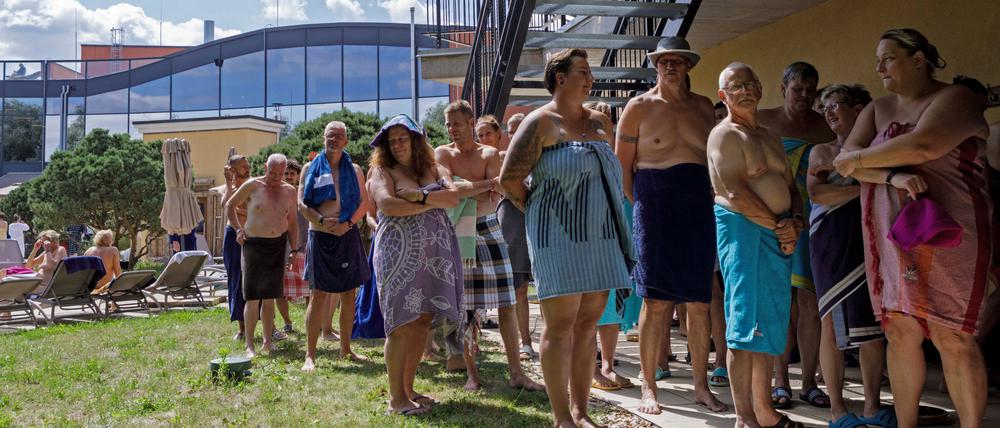 Freunde der heißen Entspannung stehen beim Finale der Deutschen Sauna-Aufguss-Meisterschaften des Deutschen Sauna-Bundes vor einer Sauna in der Havel-Therme an.