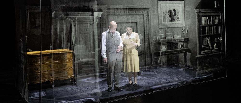Im Stück mit Veit Schubert und Alma Sadé wird das Zimmer rekonstruiert, in dem  Ehepaar unter den Nazis leben musste.