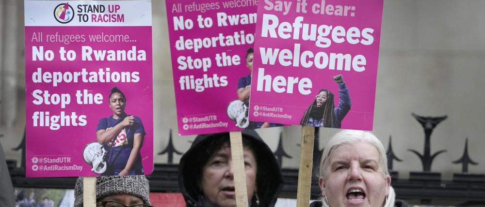 „Stand Up To Racism“-Aktivisten demonstrieren im Dezember gegen Großbritanniens geplante Abschiebepraxis.