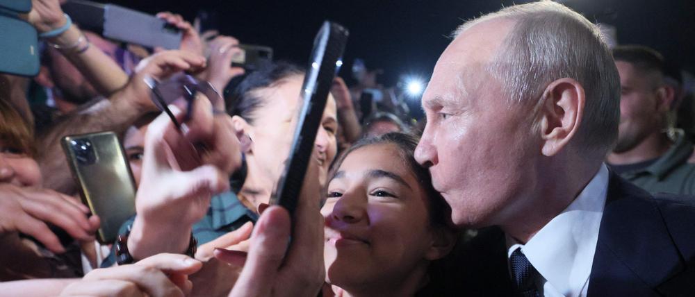 Russlands Präsident Wladimir Putin bei einem Selfie mit einem jungen Mädchen in Dagestan.