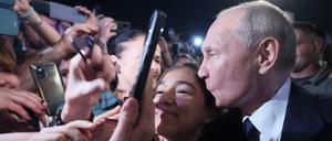 Russlands Präsident Wladimir Putin bei einem Selfie mit einem jungen Mädchen in Dagestan.