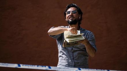 Schweden solle „aufwachen“, rief Salwan M. am Mittwoch, ehe er einzelne Seiten des Korans vor einer Moschee in Stockholm anzündete.