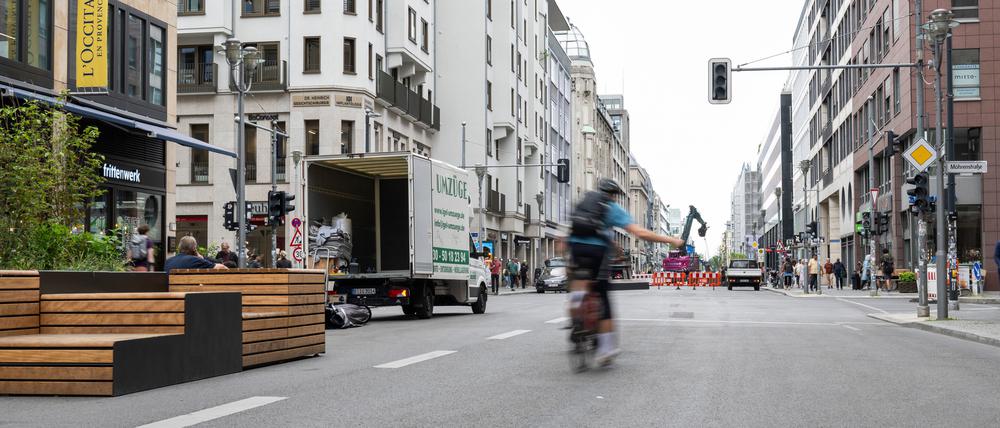 PRODUKTION - 29.06.2023, Berlin: Ein Fahrradfahrer fährt auf der Friedrichstraße, die mehrere Jahre für den Autoverkehr gesperrt war und ab dem 1. Juli wieder für den freigegeben wird. Foto: Christophe Gateau/dpa +++ dpa-Bildfunk +++