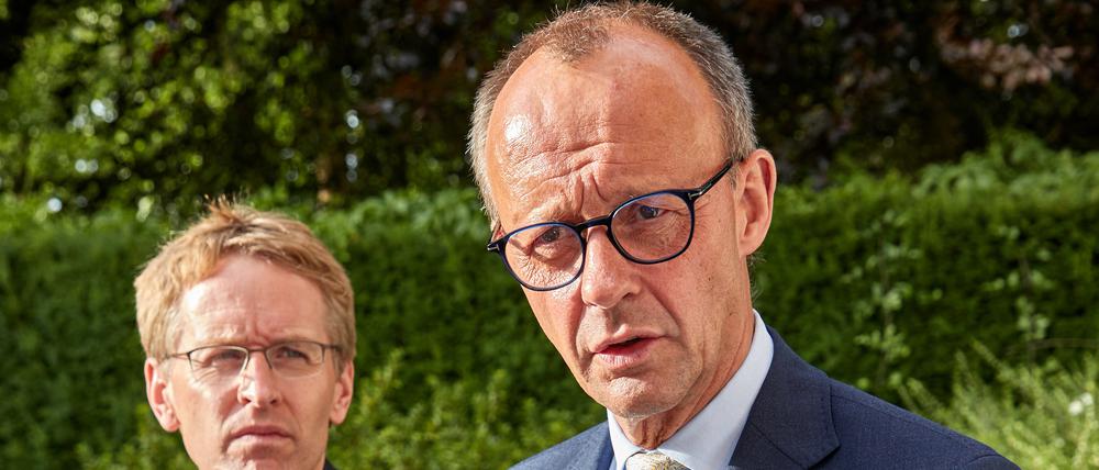 Daniel Günther (l) und Friedrich Merz bei einem Pressestatement.
