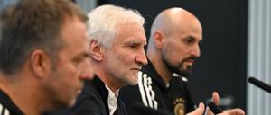 Ein Trio sucht den Erfolg. Bundestrainer Hansi Flick (links), DFB-Sportdirektor Rudi Völler (Mitte) und Antonio Di Salvo.