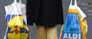 Die Lebensmitteldiscounter Aldi und Lidl haben Preissenkungen angekündigt (Symbolbild).