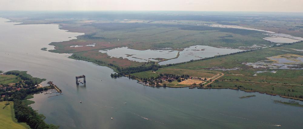 Die Hubbrücke bei Karnin südlich der Insel steht bis heute.