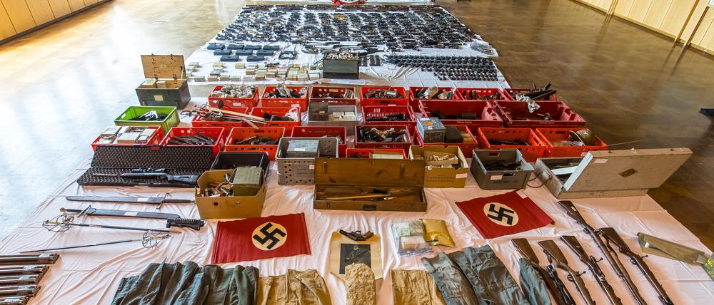 Dieses vom Bundesministerium für Inneres in Österreich zur Verfügung gestellte Foto zeigt von den Sicherheitsbehörden sichergestellte Waffen, Munition und NS-Devotionalien auf einem undatierten Polizeibild.