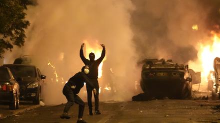 40.000 Polizisten sollen in der Nacht auf den Freitag schwerere Ausschreitungen verhindern.