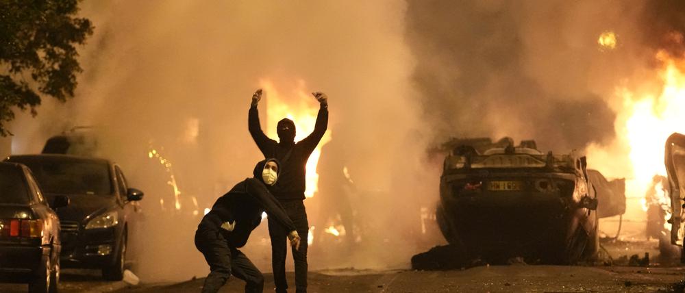 40.000 Polizisten sollen in der Nacht auf den Freitag schwerere Ausschreitungen verhindern.
