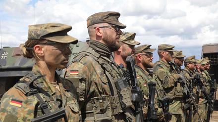 Bundeswehr-Soldatinnen und -Soldaten beim litauisch-deutschen Manöver in dem baltischen Land im Juni 2023. 