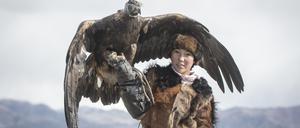 Eine Adlerjägerin. Eine neue Analyse zeigt, dass Frauen in mindestens 79 Prozent der untersuchten Wildbeuter-Gesellschaften gejagt haben – oft auch Großwild.