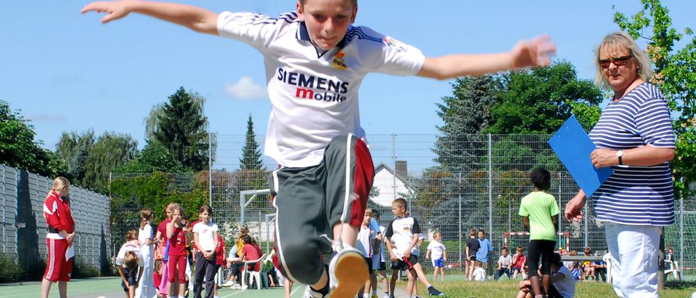 Featurefotos von den Bundesjungendspielen Leichtathletik 2008 der Grundschule am Taunusviertel in der Wiesbadener Straße 20 in Berlin Tempelhof. Fotografiert für die Schulserie 2008 Sport, Sportunterricht, Sportfest, Leichtathletik, Schüler, Schülerinnen, Schule, Grundschule Foto: Kitty Kleist-Heinrich