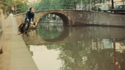 Der niederländische Künstler Bas Jan Ader ließ sich seinen Weg nicht von Straßen vorschreiben. Hier fährt er in eine Gracht.