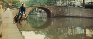 Der niederländische Künstler Bas Jan Ader ließ sich seinen Weg nicht von Straßen vorschreiben. Hier fährt er in eine Gracht.
