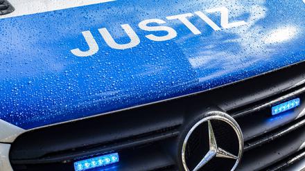 Ein Einsatzfahrzeug der Justiz. (Symbolbild)