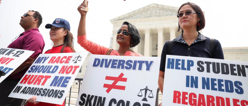 Menschen protestieren nach umstrittenem Urteil vor dem Supreme Court.