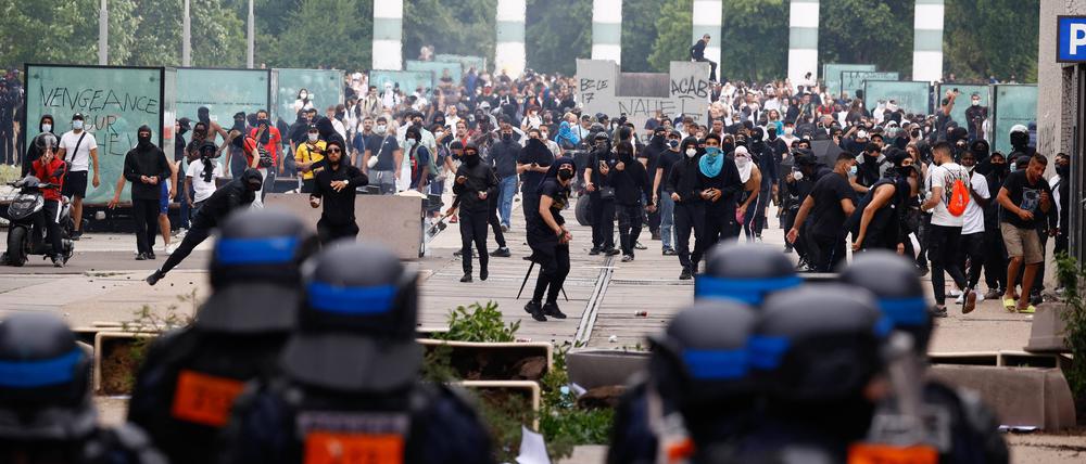 Auseinandersetzungen von Polizisten und Protestierenden in Nanterre
