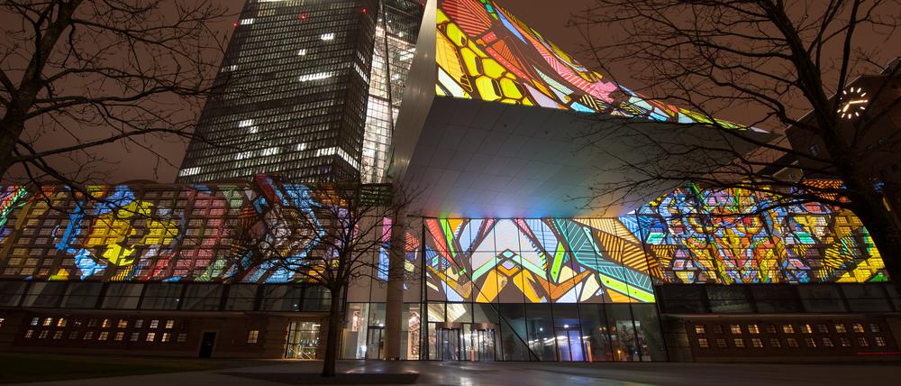 Die Großmarkthalle, jetzt Teil des Gebäudes der Europäischen Zentralbank (EZB), erinnert an die Deportation von Juden aus Frankfurt.