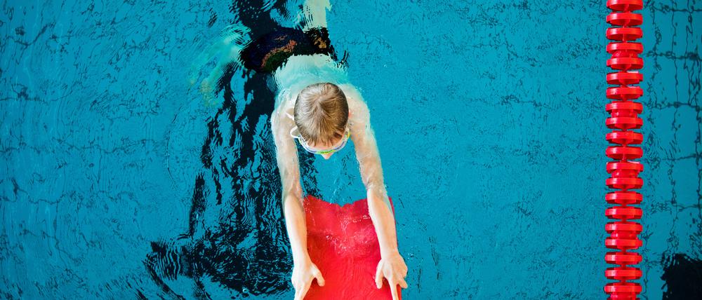 Ein Junge nimmt an einem Schwimmkurs für Kinder der DLRG teil.