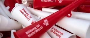 Tröten für die Bildung stellt die GEW Berlin bei Streiks bereit.