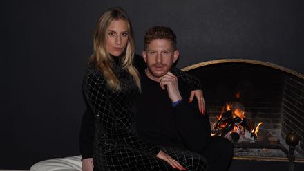 Host des Podcasts „Niemand muss ein Promi sein“ Elena Gruschka und Lars Tönsfeuerborn.
Credit: „Niemand muss ein Promi sein“