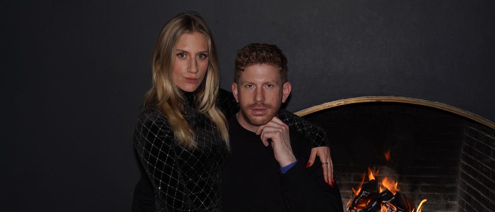 Host des Podcasts „Niemand muss ein Promi sein“ Elena Gruschka und Lars Tönsfeuerborn.
Credit: „Niemand muss ein Promi sein“