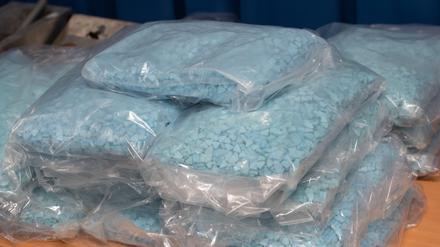 Zahlreiche Tüten mit Ecstasy-Tabletten liegen bei einem Pressegespräch des Zollfahndungsamtes Berlin-Brandenburg auf einem Tisch. (Symbolbild)