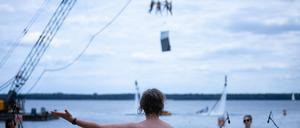 Der Müggelsee wird zur Bühne einer vieldeutigen und erhabenen Performance.