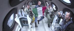 Mit drei italienischen Wissenschaftlern an Bord hat Richard Bransons Weltraumunternehmen Virgin Galactic seinen kommerziellen Flugbetrieb ins All aufgenommen. 