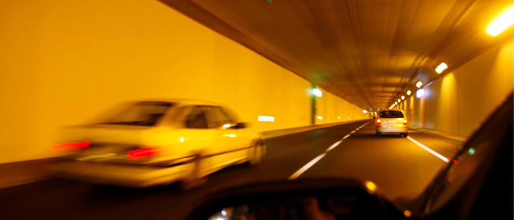 Autos fahren in Berlin durch den Tiergartentunnel. 