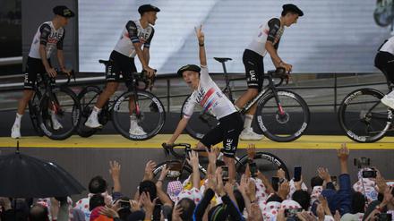 Der Slowene Tadej Pogacar (M.) wird während der Teampräsentation am Guggenheim-Museum vor der Tour de France von den baskischen Fans gefeiert.
