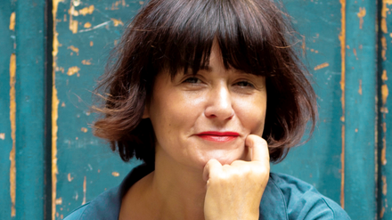 Antje Bones veröffentlicht seit zwanzig Jahren Kinder- und Jugendbücher. Im Oktober erscheint ihr Roman „Nebenan ist doch weit weg“.