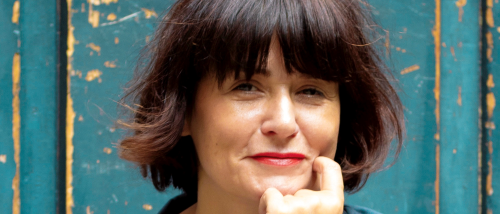 Antje Bones veröffentlicht seit zwanzig Jahren Kinder- und Jugendbücher. Im Oktober erscheint ihr Roman „Nebenan ist doch weit weg“.